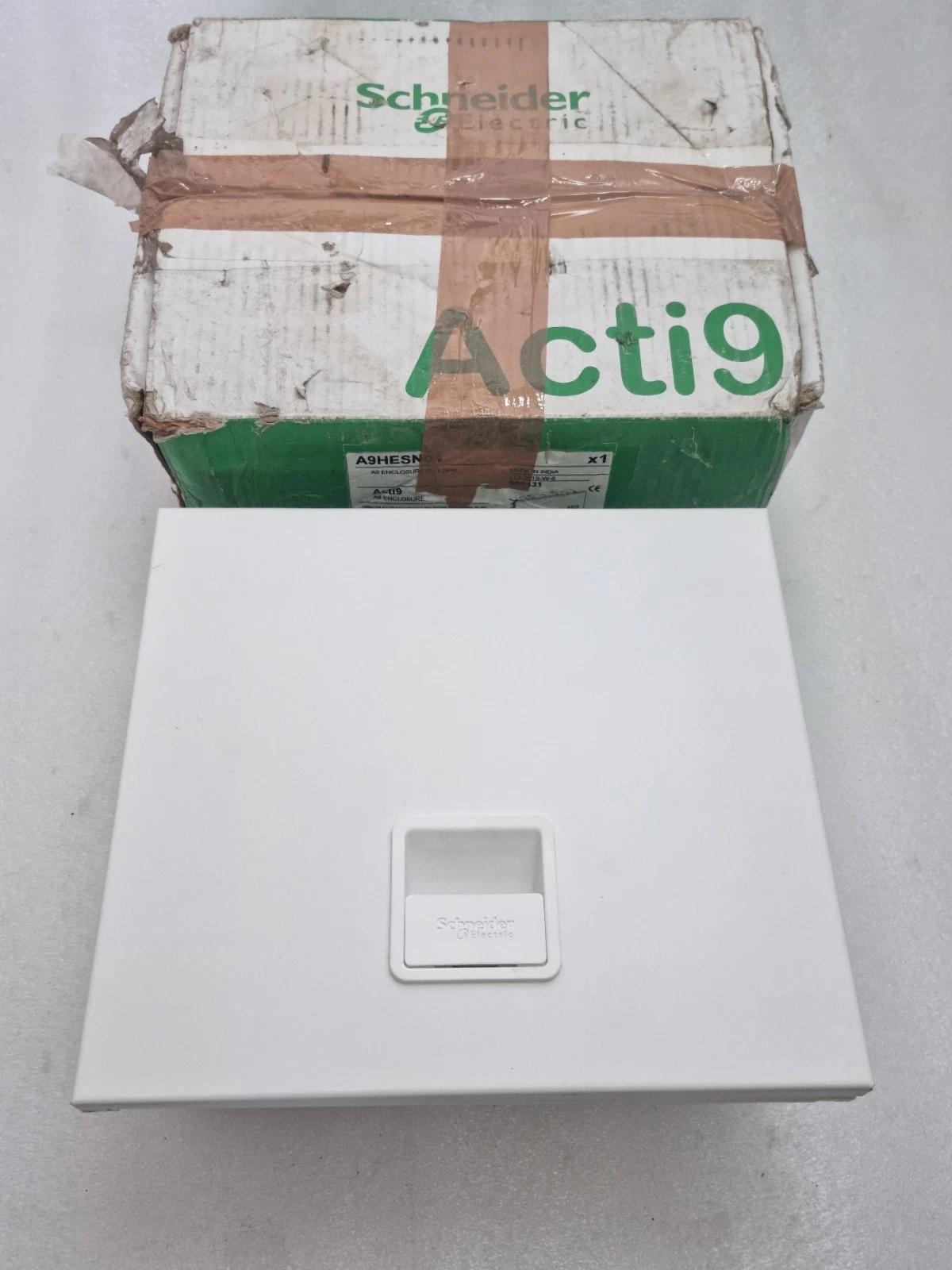 Schneider Electric A9HESN04 4 Module Metal Distribution Board New